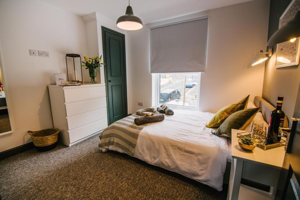 Quiet Location - 3 Bedroom Family House With 3 Shower Room - 2 Parking Spaces Plymouth Exterior foto